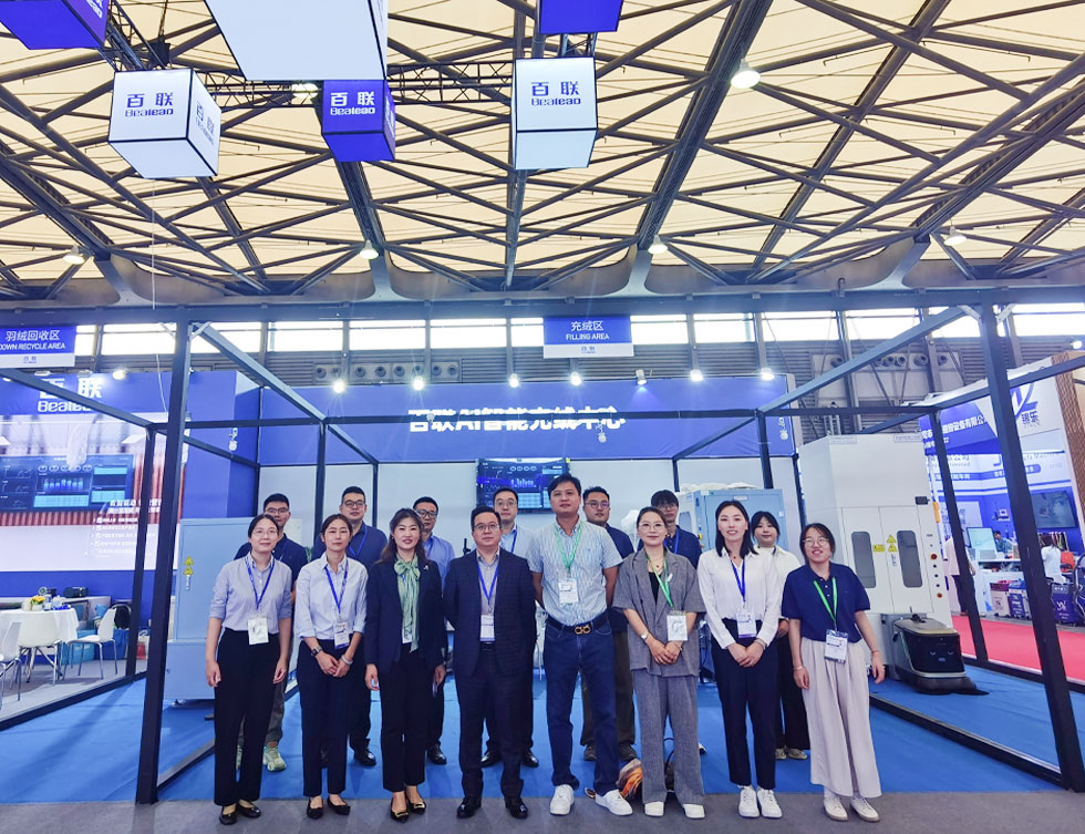 百聯(lián)AI智能充絨中心現(xiàn)身2025中國國際縫制設(shè)備展覽會 百聯(lián)AI智能充絨中心現(xiàn)身2025中國國際縫制設(shè)備展覽會